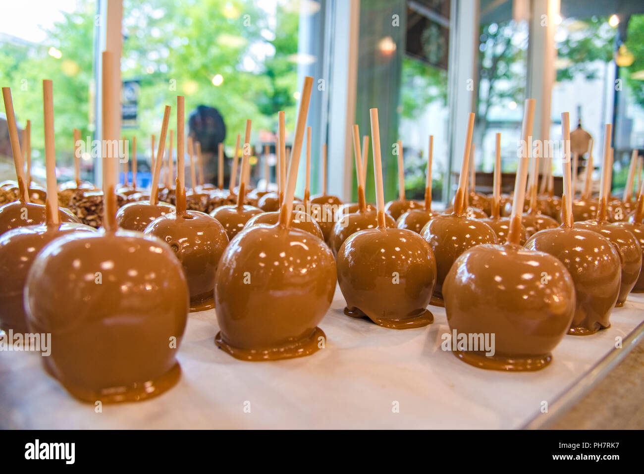 Lotto di deliziosa casa caramello le mele su una piastra. Foto Stock