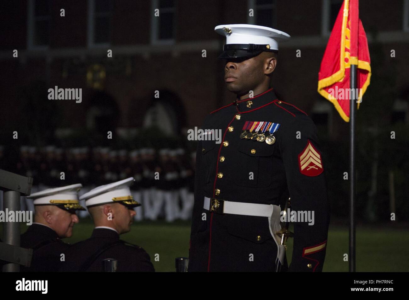 Stati Uniti Marines con Marine Caserma Washington D.C. eseguire durante una serata corteo caserma marini Washington, Washington D.C., 29 giugno 2018. La sfilata serale estate tradizione iniziò nel 1934 e dispone il trapano silenzioso plotone, U.S. Banda di Marino, Stati Uniti Tamburo di marino e Bugle Corps e due società marching. Più di 3.500 ospiti sfilerà ogni settimana. Foto Stock
