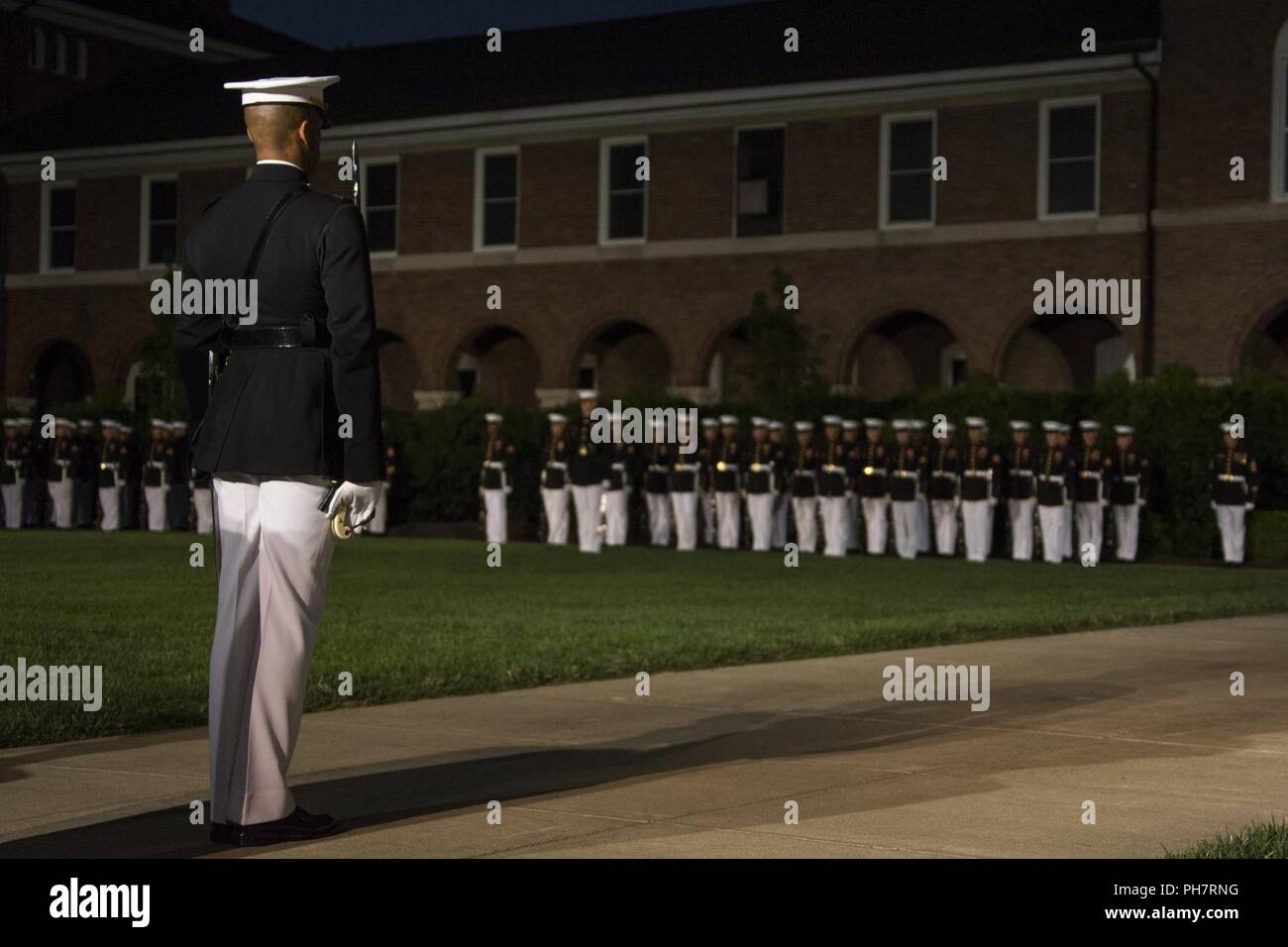 Stati Uniti Marines con Marine Caserma Washington D.C. eseguire durante una serata corteo caserma marini Washington, Washington D.C., 29 giugno 2018. La sfilata serale estate tradizione iniziò nel 1934 e dispone il trapano silenzioso plotone, U.S. Banda di Marino, Stati Uniti Tamburo di marino e Bugle Corps e due società marching. Più di 3.500 ospiti sfilerà ogni settimana. Foto Stock