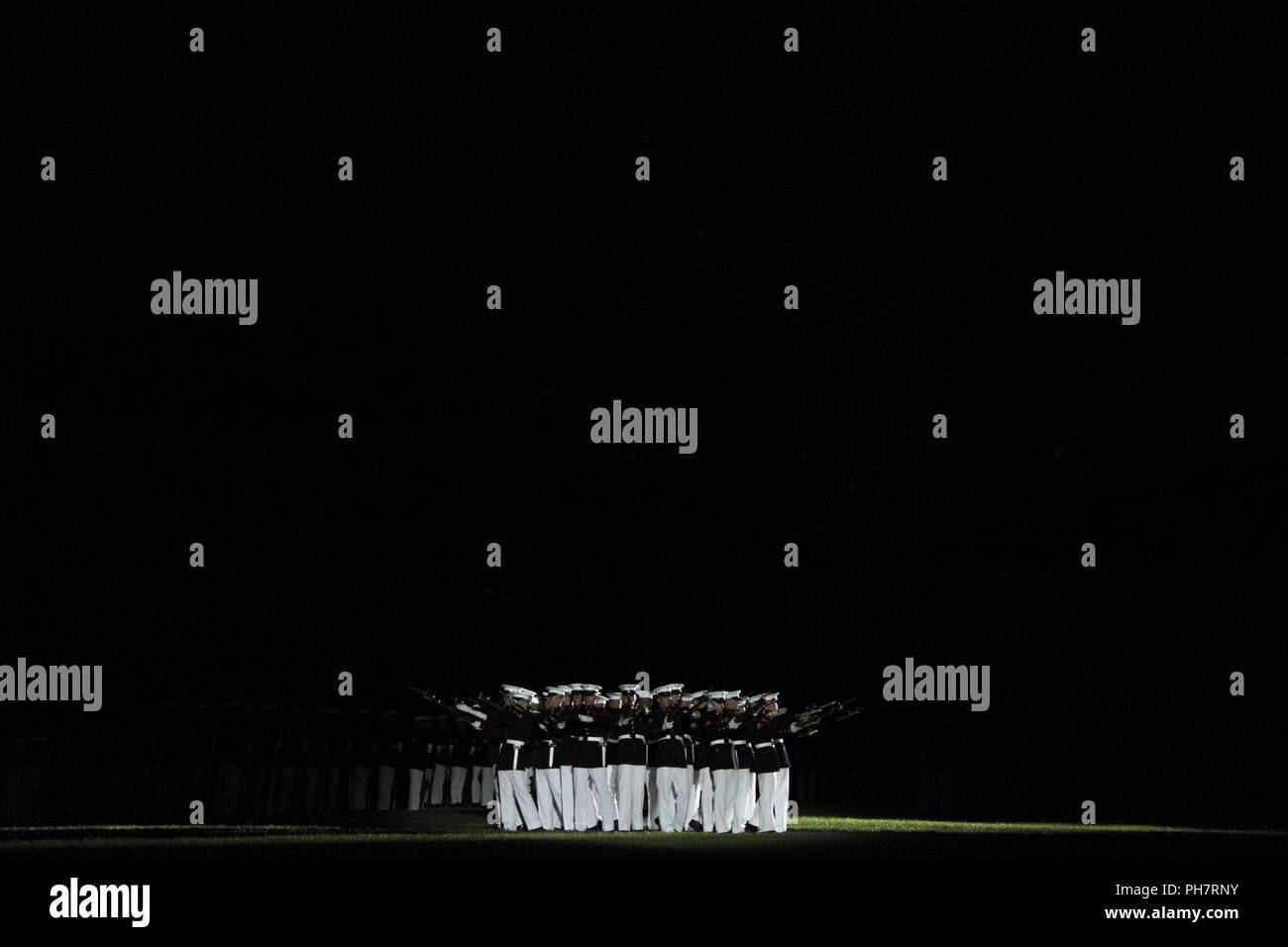 Stati Uniti Marines con il trapano silenzioso plotone da eseguire durante un venerdì sera Parade, caserma marini Washington, Washington D.C., 29 giugno 2018. La sfilata serale estate tradizione iniziò nel 1934 e dispone il trapano silenzioso plotone, U.S. Banda di Marino, Stati Uniti Tamburo di marino e Bugle Corps e due società marching. Più di 3.500 ospiti sfilerà ogni settimana. Foto Stock