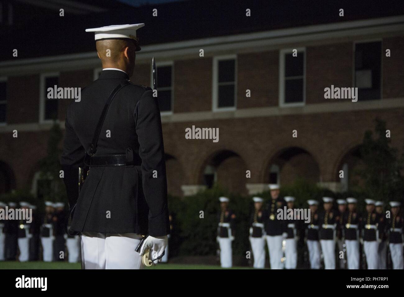 Stati Uniti Marines con Marine Caserma Washington D.C. eseguire durante una serata corteo caserma marini Washington, Washington D.C., 29 giugno 2018. La sfilata serale estate tradizione iniziò nel 1934 e dispone il trapano silenzioso plotone, U.S. Banda di Marino, Stati Uniti Tamburo di marino e Bugle Corps e due società marching. Più di 3.500 ospiti sfilerà ogni settimana. Foto Stock