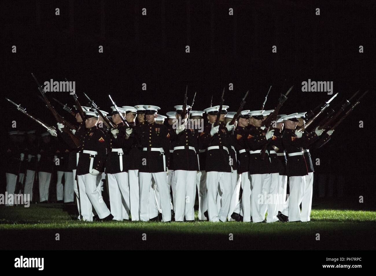 Stati Uniti Marines con il trapano silenzioso plotone da eseguire durante un venerdì sera Parade, caserma marini Washington, Washington D.C., 29 giugno 2018. La sfilata serale estate tradizione iniziò nel 1934 e dispone il trapano silenzioso plotone, U.S. Banda di Marino, Stati Uniti Tamburo di marino e Bugle Corps e due società marching. Più di 3.500 ospiti sfilerà ogni settimana. Foto Stock