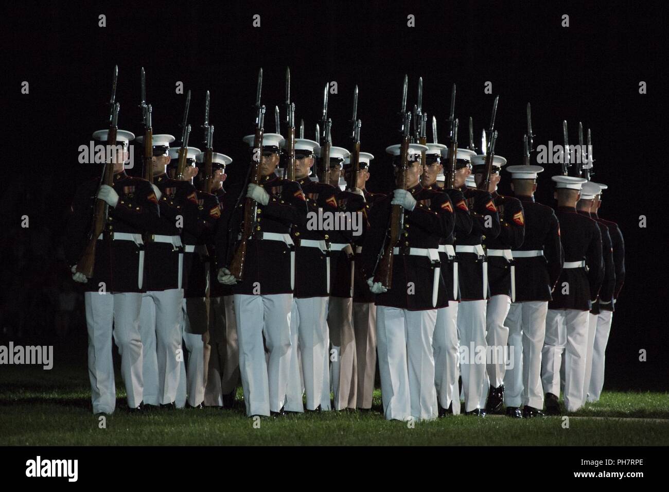 Stati Uniti Marines con il trapano silenzioso plotone da eseguire durante un venerdì sera Parade, caserma marini Washington, Washington D.C., 29 giugno 2018. La sfilata serale estate tradizione iniziò nel 1934 e dispone il trapano silenzioso plotone, U.S. Banda di Marino, Stati Uniti Tamburo di marino e Bugle Corps e due società marching. Più di 3.500 ospiti sfilerà ogni settimana. Foto Stock