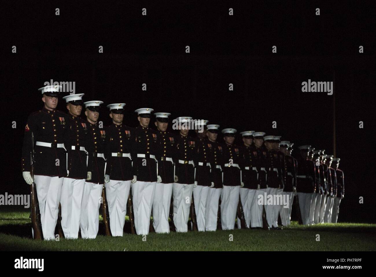 Stati Uniti Marines con il trapano silenzioso plotone da eseguire durante un venerdì sera Parade, caserma marini Washington, Washington D.C., 29 giugno 2018. La sfilata serale estate tradizione iniziò nel 1934 e dispone il trapano silenzioso plotone, U.S. Banda di Marino, Stati Uniti Tamburo di marino e Bugle Corps e due società marching. Più di 3.500 ospiti sfilerà ogni settimana. Foto Stock