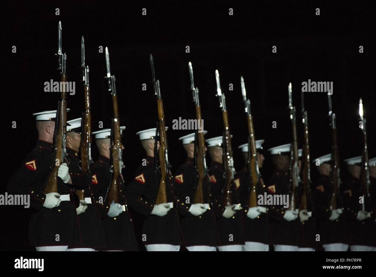 Stati Uniti Marines con il trapano silenzioso plotone da eseguire durante un venerdì sera Parade, caserma marini Washington, Washington D.C., 29 giugno 2018. La sfilata serale estate tradizione iniziò nel 1934 e dispone il trapano silenzioso plotone, U.S. Banda di Marino, Stati Uniti Tamburo di marino e Bugle Corps e due società marching. Più di 3.500 ospiti sfilerà ogni settimana. Foto Stock