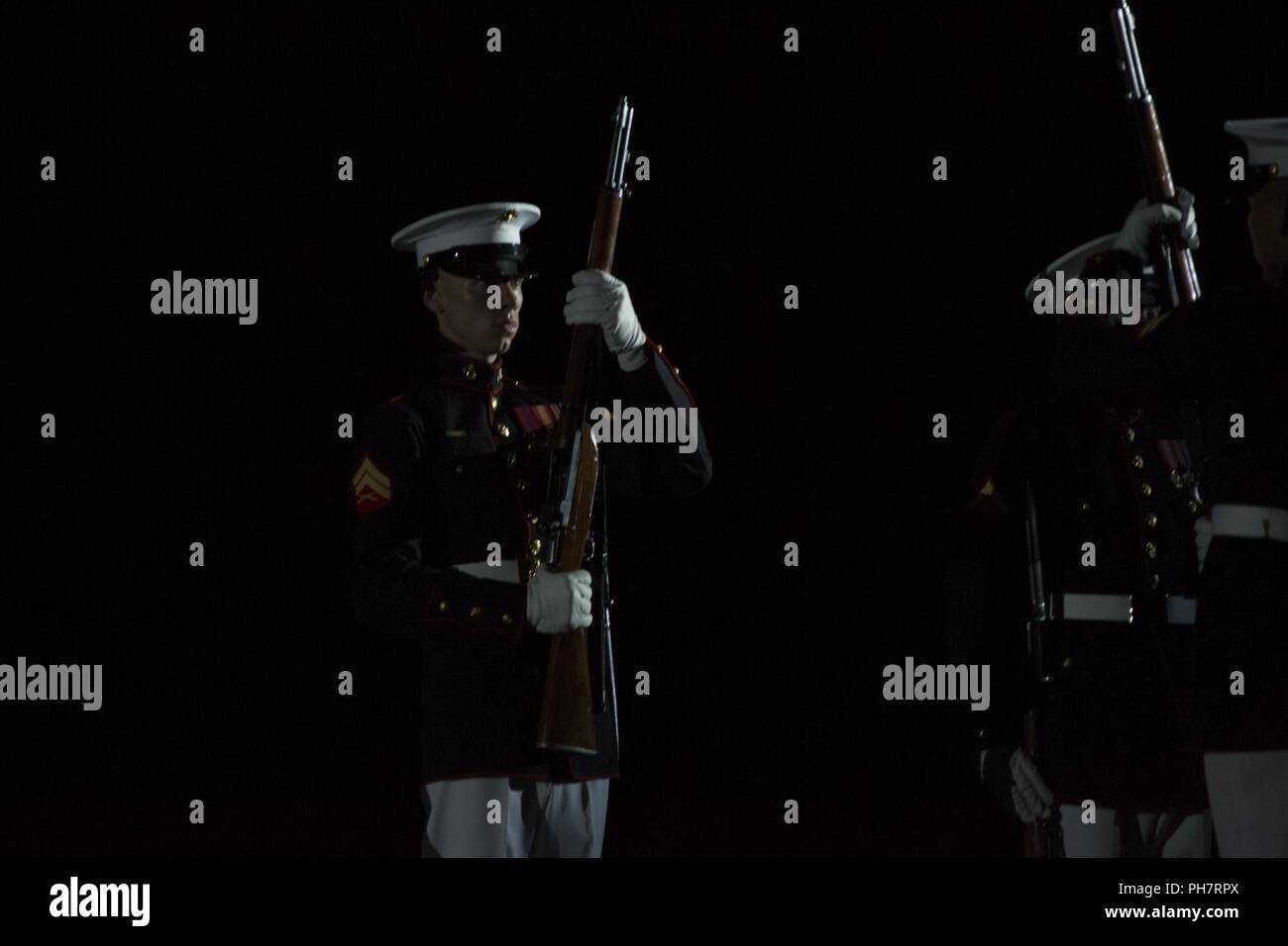 Stati Uniti Marines con il trapano silenzioso plotone da eseguire durante un venerdì sera Parade, caserma marini Washington, Washington D.C., 29 giugno 2018. La sfilata serale estate tradizione iniziò nel 1934 e dispone il trapano silenzioso plotone, U.S. Banda di Marino, Stati Uniti Tamburo di marino e Bugle Corps e due società marching. Più di 3.500 ospiti sfilerà ogni settimana. Foto Stock