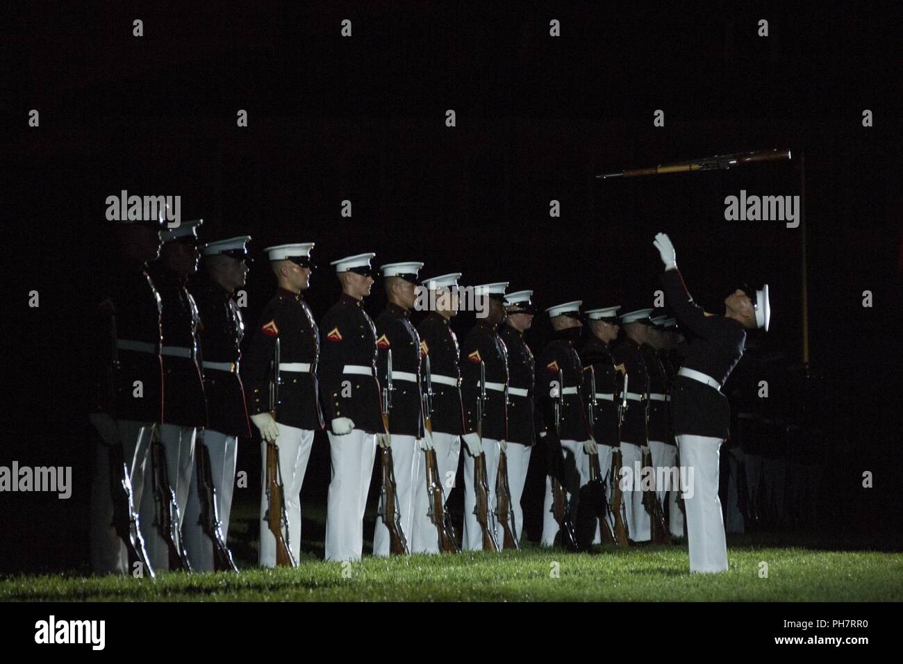 Stati Uniti Marines con il trapano silenzioso plotone da eseguire durante un venerdì sera Parade, caserma marini Washington, Washington D.C., 29 giugno 2018. La sfilata serale estate tradizione iniziò nel 1934 e dispone il trapano silenzioso plotone, U.S. Banda di Marino, Stati Uniti Tamburo di marino e Bugle Corps e due società marching. Più di 3.500 ospiti sfilerà ogni settimana. Foto Stock