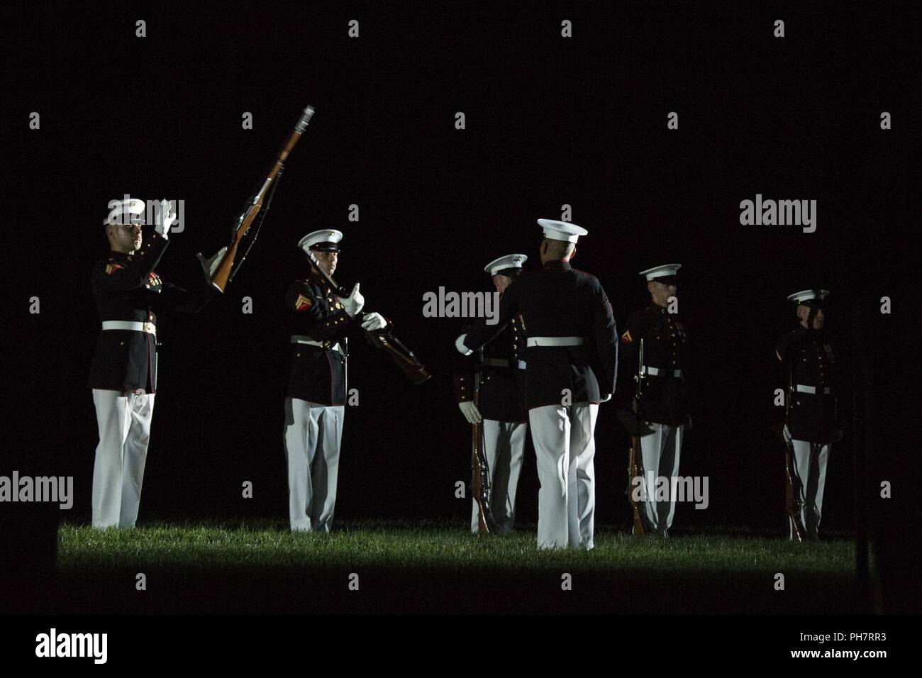 Stati Uniti Marines con il trapano silenzioso plotone da eseguire durante un venerdì sera Parade, caserma marini Washington, Washington D.C., 29 giugno 2018. La sfilata serale estate tradizione iniziò nel 1934 e dispone il trapano silenzioso plotone, U.S. Banda di Marino, Stati Uniti Tamburo di marino e Bugle Corps e due società marching. Più di 3.500 ospiti sfilerà ogni settimana. Foto Stock