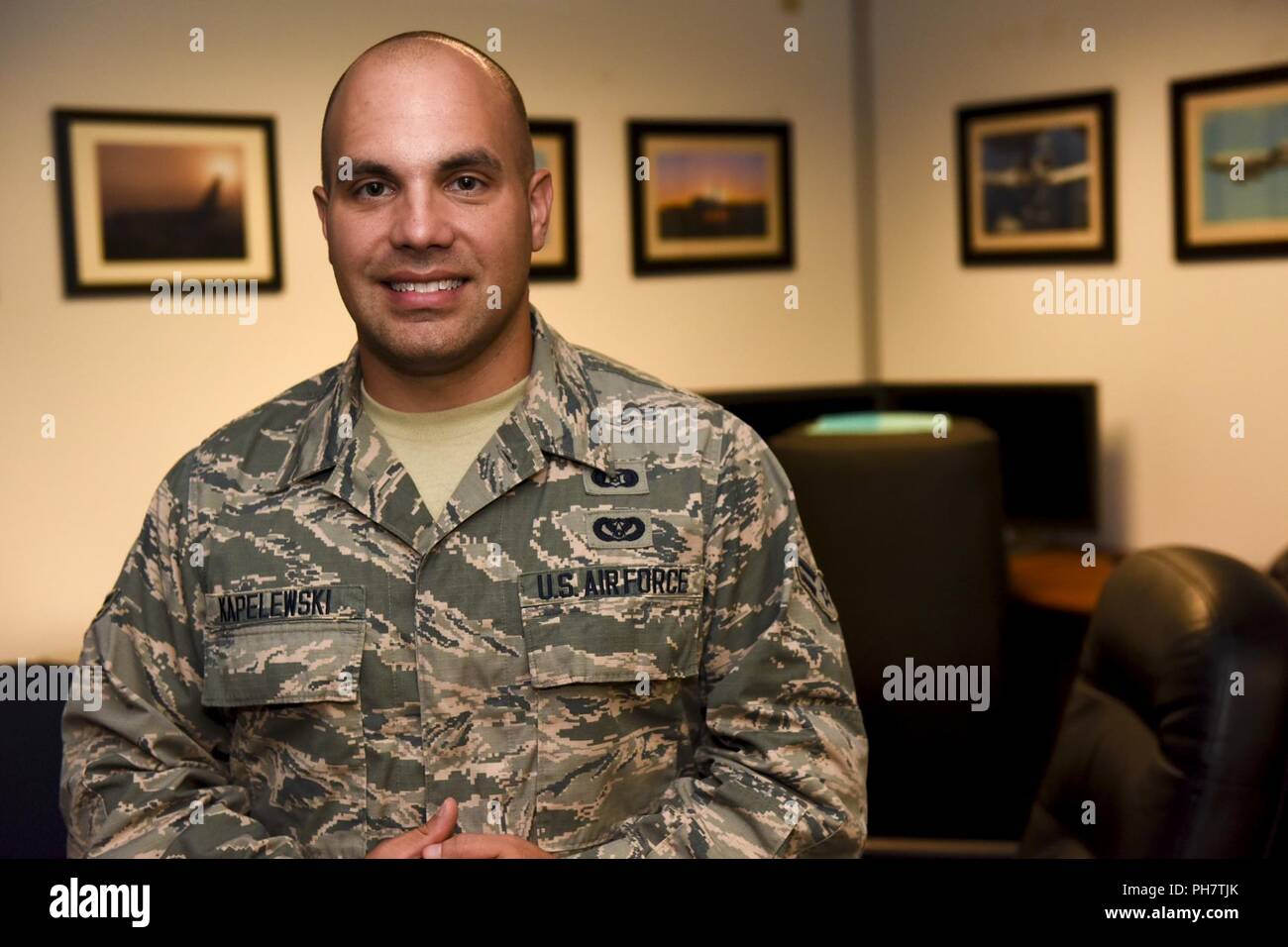 Gestione delle emergenze apprendista Airman 1. Classe Phil Kapelewski è di 32 anni Guardsman assegnato all'171st Air Refuelling ala Ingegneria Civile Squadron. Phil è un laureato della Università di Pittsburgh Johnstown Campus con un Bachelor di Scienza della politica e della storia. Prima di arruolamento nell'Air National Guard, Phil ha lavorato come una gestione di emergenza e specialista della tecnologia con La Cambria County nonché un Cyber Security Agent. Phil volontari come un pompiere in Richland Township dove lui e sua moglie e i loro tre anni di vecchio figlio di vivere. Egli è anche un membro della regione della Pennsylvania Foto Stock