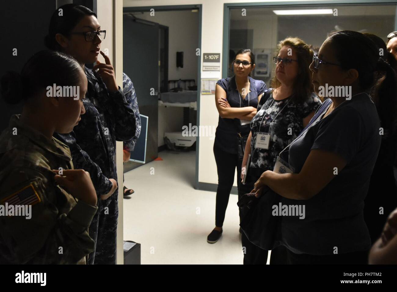 SAN ANTONIO (27 giugno 2018) gli studenti assegnati alla medicina, istruzione e formazione Campus (METC) parlare con un tour di media e alta scuola consiglieri. Il tour fornito agli educatori e consulenti con una panoramica generale della Marina, per aumentare la consapevolezza del Navy opportunità di carriera attraverso un tour della formazione medica campus. Foto Stock