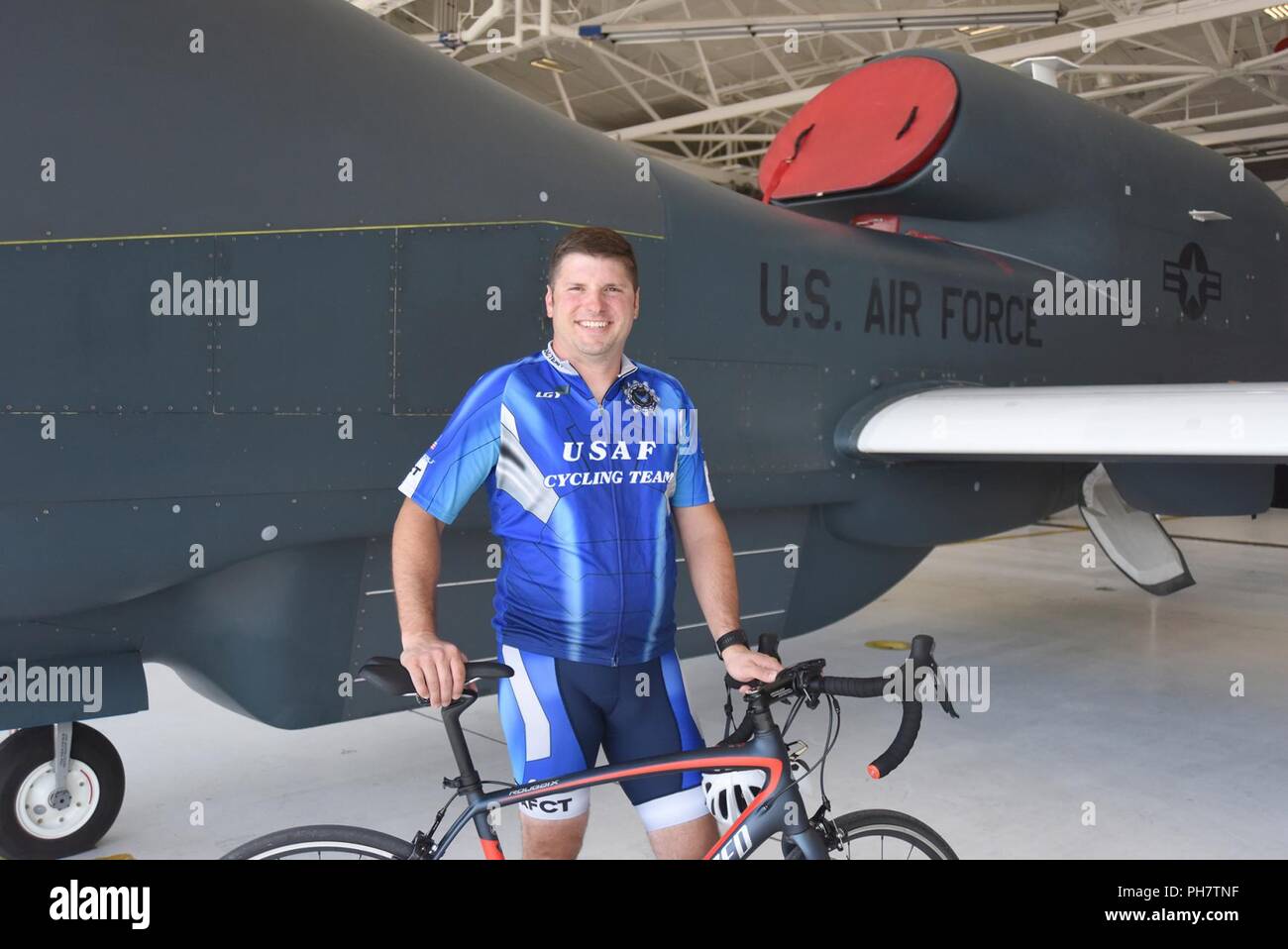 Il personale Sgt. Douglas Pierre, 319Ingegnere Civile Squadron fire capitano sta di fronte ad un RQ-4 Global Hawk Giugno 25, 2018 a Grand Forks Air Force Base in North Dakota. Pierre è un membro dell'U.S. Air Force cycling team e attualmente il solo membro di stanza a Grand Forks AFB. Foto Stock