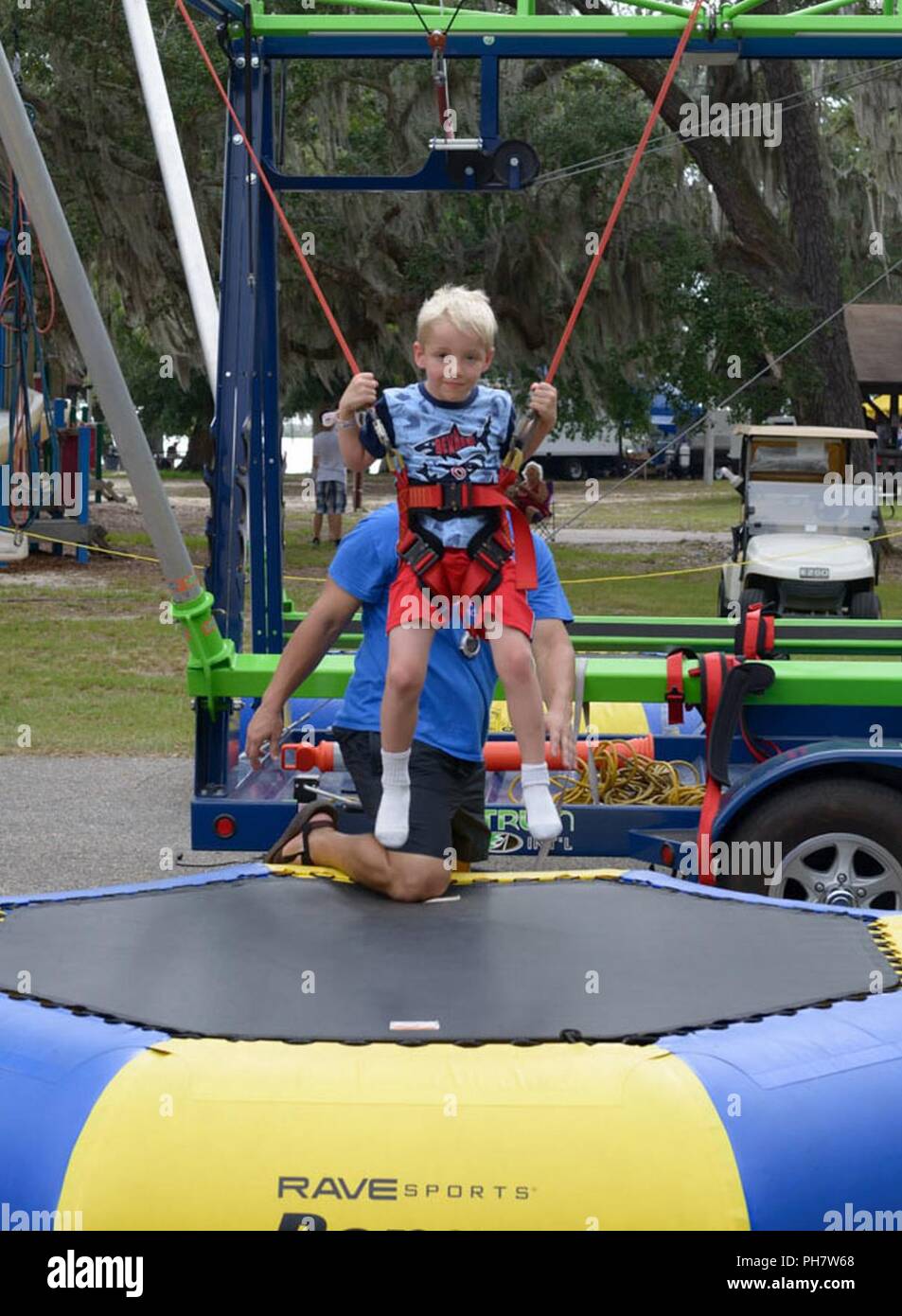 Brody Lindskog, figlio di U.S. Air Force Tech. Sgt. Levi Lindskog, quarto spazio squadrone di lancio del missile e spazio di manutenzione del sistema, Vandenberg Air Force Base in California, salta su un trampolino durante la libertà Fest al Marina Park su Keesler Air Force Base, Mississippi, Giugno 30, 2018. L'evento comprendeva il carnevale corse, un burger cook-off, ali a caldo e mangiando anguria concorsi e fuochi d'artificio. Foto Stock