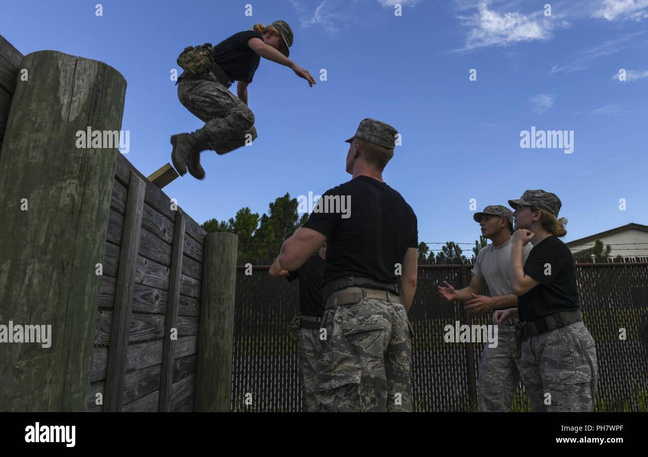 Un Junior ROTC cadet compie un percorso ad ostacoli durante il periodo estivo la Scuola di Leadership in campo Hurlburt, Florida, 25 giugno 2018. Il primo per le operazioni speciali ospitati ala SLS per Junior ROTC cadetti di impegnarsi in numerosi team-building e esercizi di leadership, Giugno 25 attraverso 29. Foto Stock