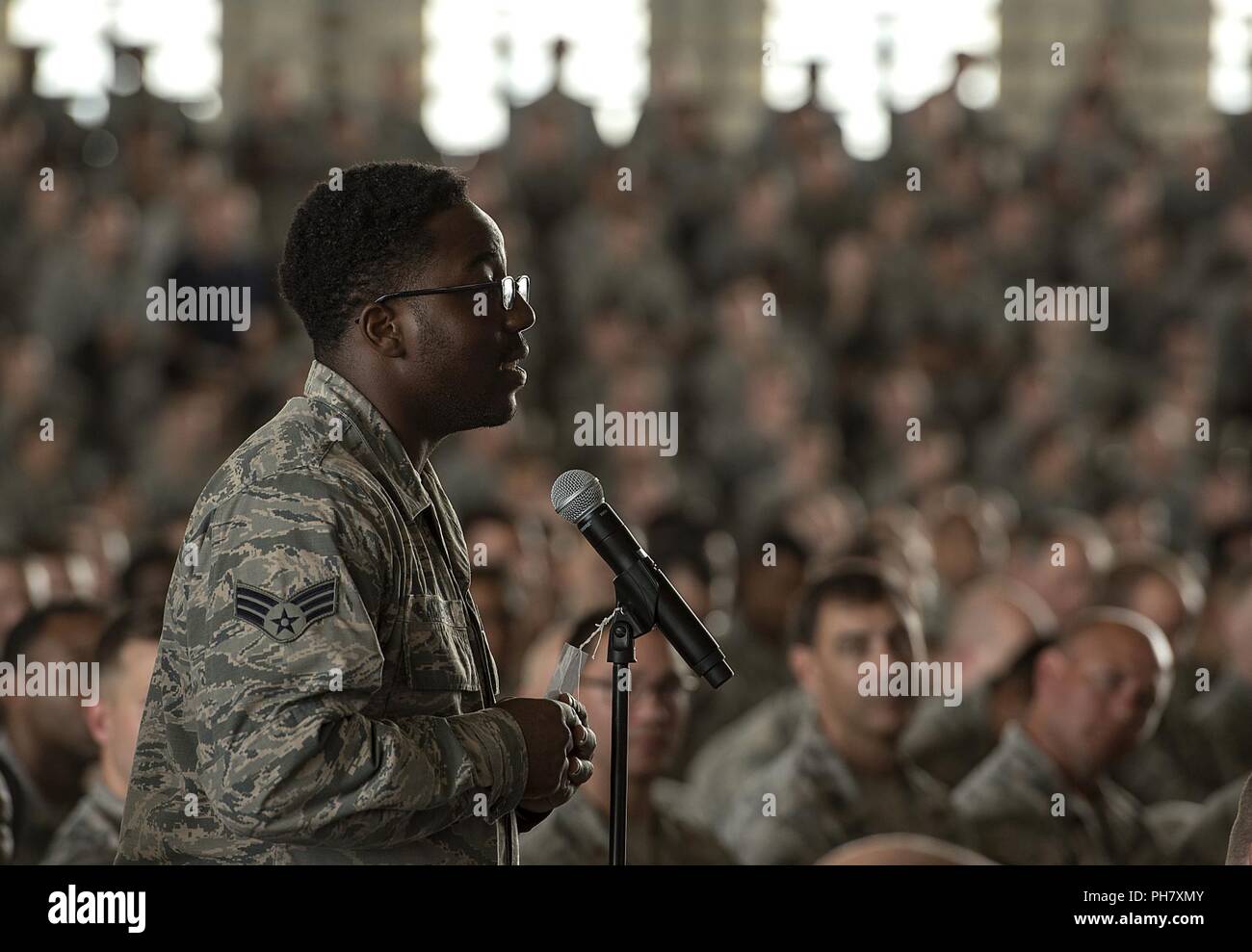 Stati Uniti Air Force Senior Airman Aaron McKenzie, xxxiii Manutenzione aeromobili squadrone, chiede a gen. David L. Goldfein, Air Force capo del personale, una domanda 28 giugno 2019, a Eglin Air Force Base, Fla. McKenzie ha chiesto Goldfein sulla famiglia di bilanciamento, la vita e la carriera mentre in strutture militari del matrimonio. Foto Stock