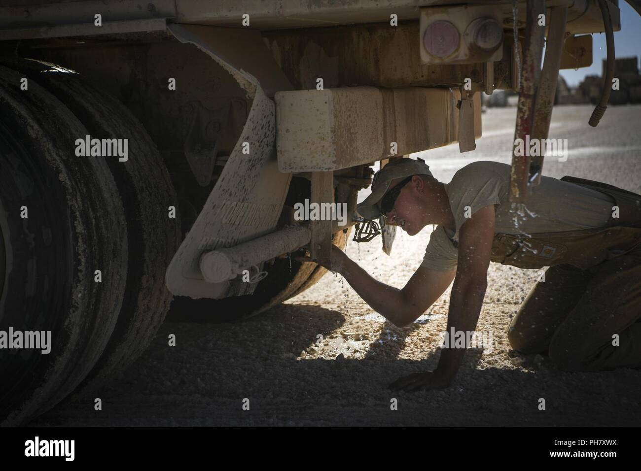 Un U.S. Air Force Airman assegnato alla 557th Expeditionary cavallo rosso squadrone apre una valvola acqua su una costruzione carrello a una coalizione airfield nel nordest della Siria, Giugno 30, 2018. Rosso del cavallo di guerra principale responsabilità è fornire un altamente mobile, rapidamente dispiegabile, ingegneria civile Forza di risposta che è di per sé sufficiente ad eseguire dei pesanti danni la riparazione necessaria per il recupero di aria critica vigore strutture, sistemi di utilità e di aeromobili di lancio e di recupero. Foto Stock