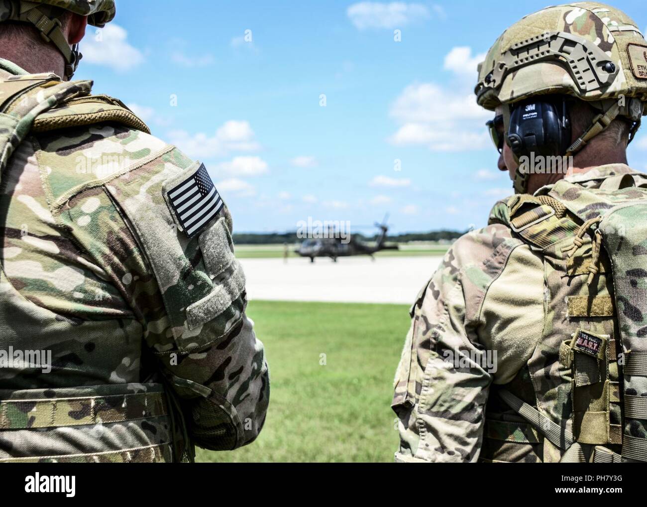 Ordinanza sugli esplosivi aviatori di smaltimento con la Air National Guard attendere per il trasporto a Fort McCoy via Sikorsky UH-60 Black Hawk elicottero Giugno 28, 2018 durante una simulazione di uno scenario di guerra come parte del guerriero audace esercitare in campo Volk, Wisconsin. Il guerriero audace excercise aviatori consente di affinare le proprie competenze nella simulazione di scenari di vita reale. Foto Stock