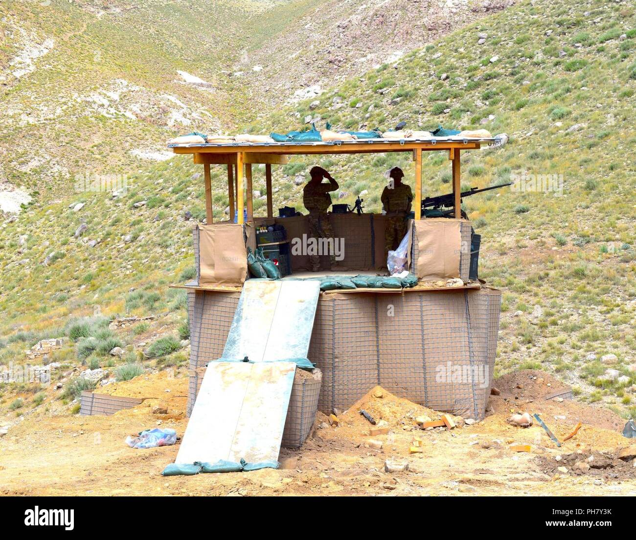 Stati Uniti I soldati dell esercito di mantenere un occhio vigile sulla valle da un posto di osservazione nella provincia di Nangarhar, Afghanistan. Afghani e U.S. Le forze speciali team ha condotto un mese-lungo funzionamento nel giugno 2018 a negare ISIS-K fighters la possibilità di tornare a Deh Bala Valley, a pochi chilometri dal confine Afghan-Pakistan. (NSOCC-A DA PARTE DEGLI STATI UNITI Navy Lt. Amy Forsythe) Foto Stock