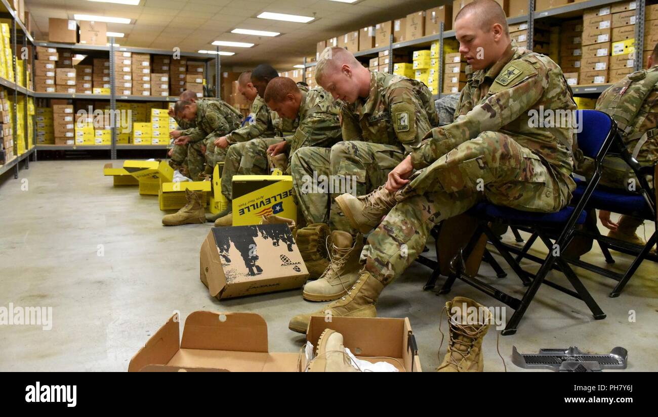 Soldati nelle tubazioni per il corso di formazione 366 Squadrone provare nuove coppie di acciaio-toed boots a Sheppard Air Force Base in Texas, 28 giugno 2018. Più di 750 paia di scarponi di protezione vengono consegnati ogni anno in occasione della 82 Training Group il problema di avvio room per aviatori, soldati, gli studenti internazionali e gli altri a seconda del loro campo di carriera. Foto Stock