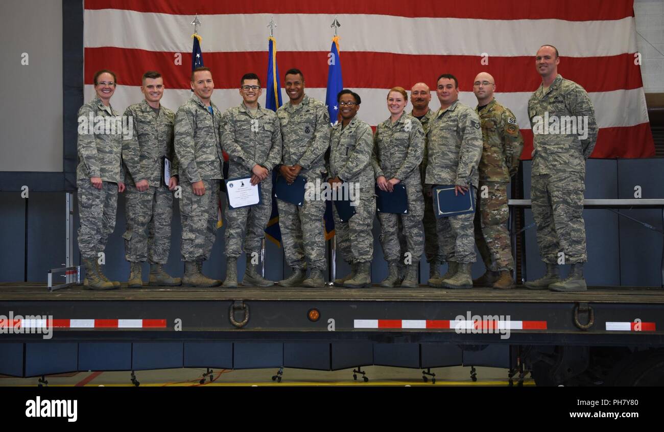 I vincitori di Warren Shootout stand con il pannello, Col. Stacy Jo Huser, novantesimo Missile Wing Commander e Chief Master Sgt. Kristian Farve, novantesimo ala Missile Command chief, durante la cerimonia di consegna del premio, 29 giugno 2018. Il Warren Shootout è stato implementato per utilizzare squadrone fondi di innovazione per l'ala per trovare gli avieri-led idee innovative che consentono di aumentare la disponibilità e ridurre i costi, il tempo di ritorno indietro agli aviatori, e migliorare la letalità della forza. Foto Stock