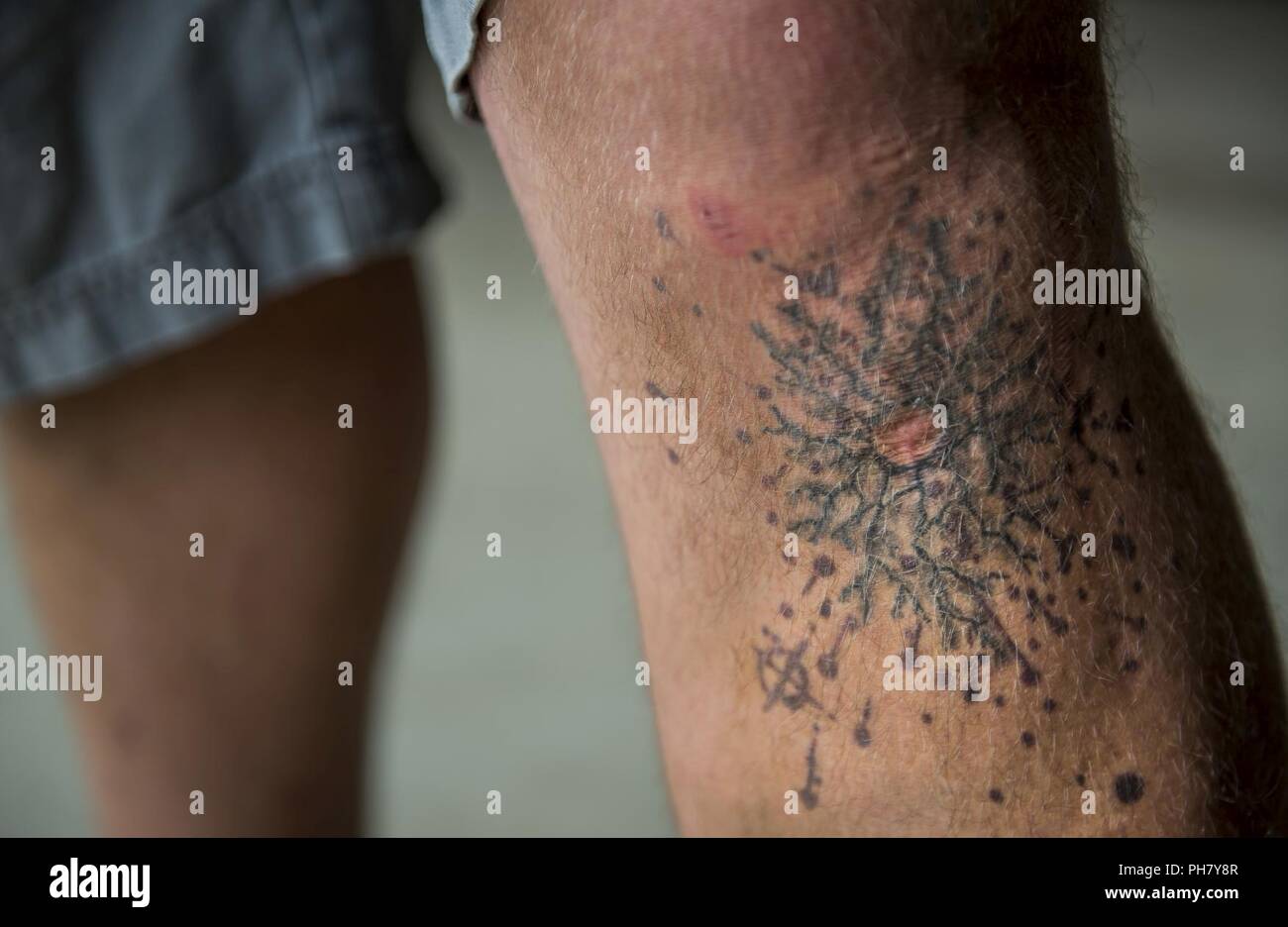 Contrassegnare Bowdish, un ex U.S. La riserva di esercito medic con la 303Polizia Militare Società di Jackson, Michigan, visualizza un tatuaggio realizzati nel corso di una delle sue ferite di armi da fuoco è sopravvissuto in Afghanistan durante una sessione di ritratto a Stockbridge, Michigan, 16 giugno 2018. Bowdish fu ucciso dai talebani quattro volte durante un attacco di lui e i suoi compagni soldati sono sopravvissuti a Kandahar, Afghanistan, 19 giugno 2012. Negli anni seguenti l'attacco, Bowdish ha ospitato un annuale "Happy viva giorno' picnic per celebrare la vita insieme con la sua famiglia, i soldati e i propri cari per mostrare che l'unità nella fratellanza militare Foto Stock