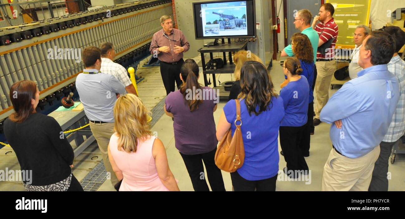 DAHLGREN, Va. (21 giugno 2018) - Chester Petry, NSWC Dahlgren Division Chief Engineer per lancio elettromagnetici armi, mutandine spingono gli studenti sulla marina di Railgun elettromagnetico programma, compreso l'uso di armi elettrico sul futuro combattenti dove il bisogno di energia elettrica continuerà a crescere e migliorare la capacità di combattimento. Petry informato la guerra dei centri di supervisori di nuovo durante il loro tour di NSWCDD che includeva il fiume Potomac Gamma di test e le prestazioni umane laboratorio in aggiunta al Railgun Facility. I cinque giorni di corso di Propel fornisce un livello introduttivo consapevolezza Foto Stock