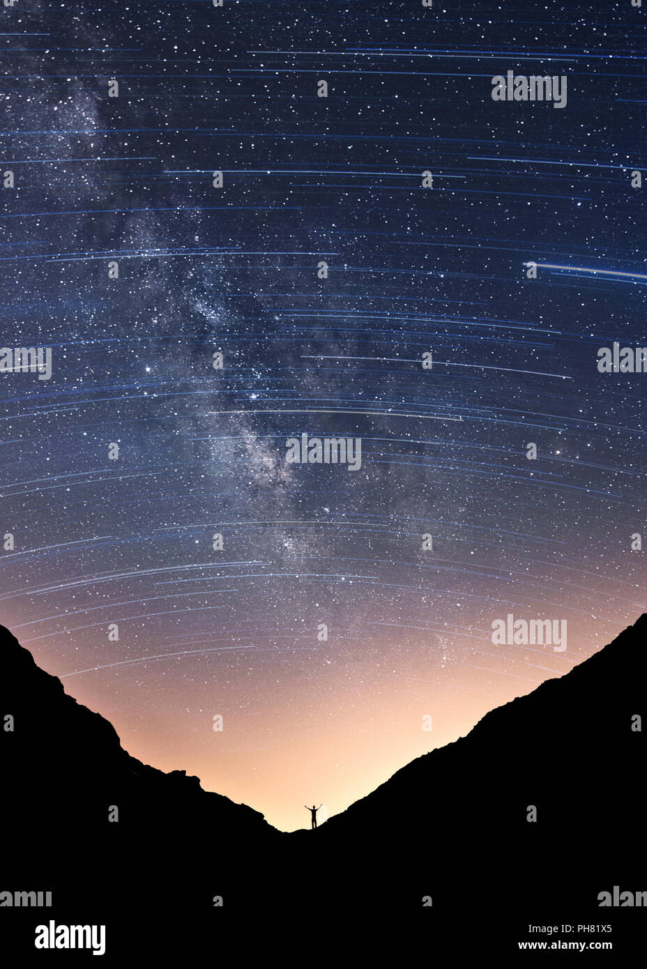 Paesaggio con startrails wway lattea e man Foto Stock