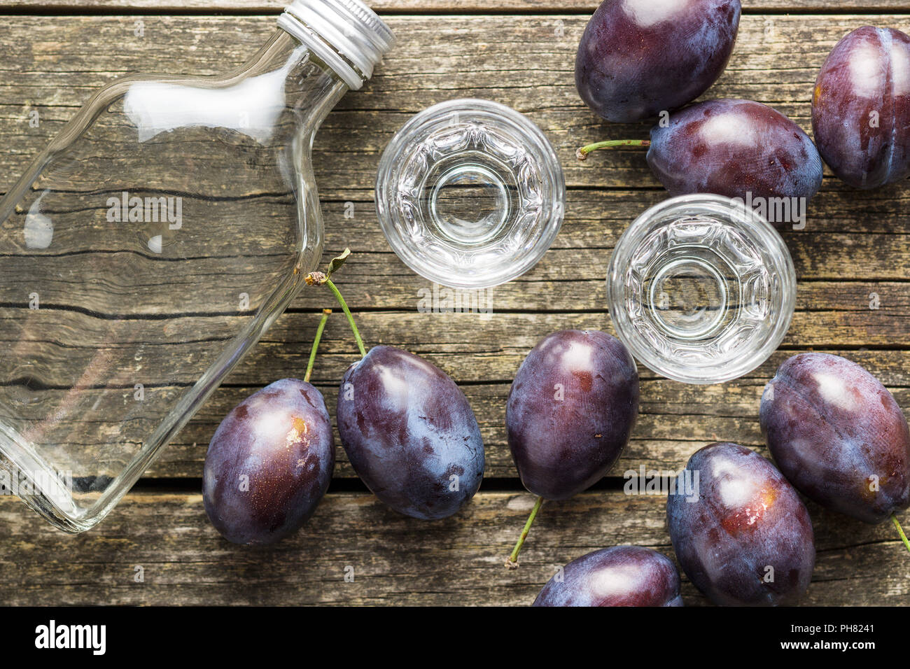 Acquavite di prugne e susine. Gustosa slivovitz. Foto Stock