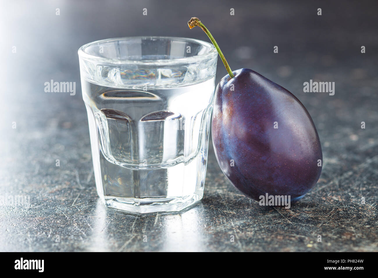 Acquavite di prugne e susine. Gustosa slivovitz. Foto Stock