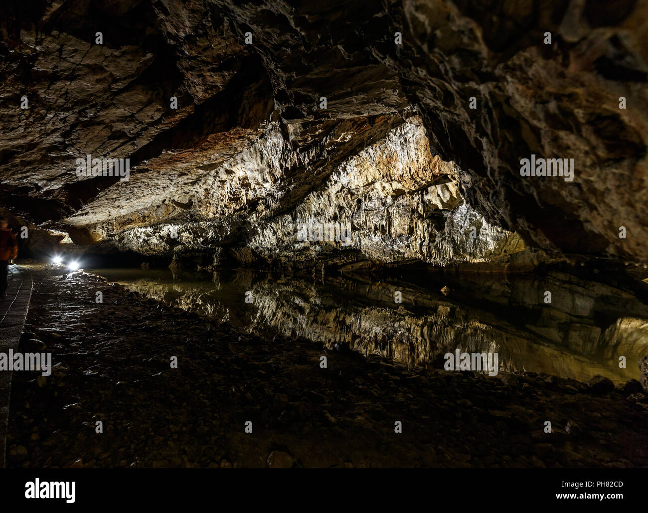 Dripstones riflesso con un po' di vapore, grotta dripstone Foto Stock