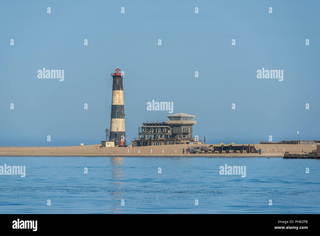 Faro e Lodge, Pelican Point, Walvis Bay, Regione di Erongo, Namibia Foto Stock