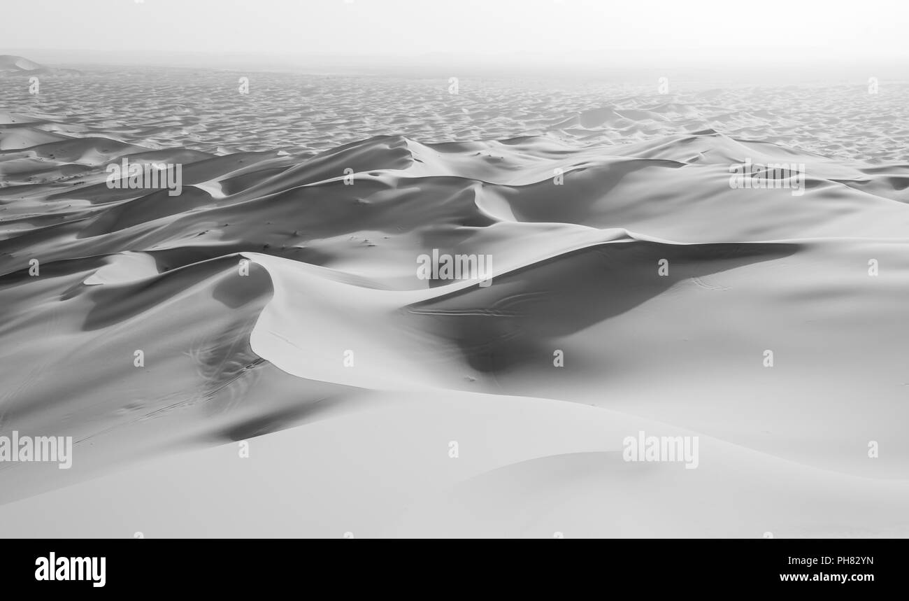 Le dune di sabbia del deserto, paesaggio di dune Erg Chebbi, Merzouga, Sahara, Marocco Foto Stock