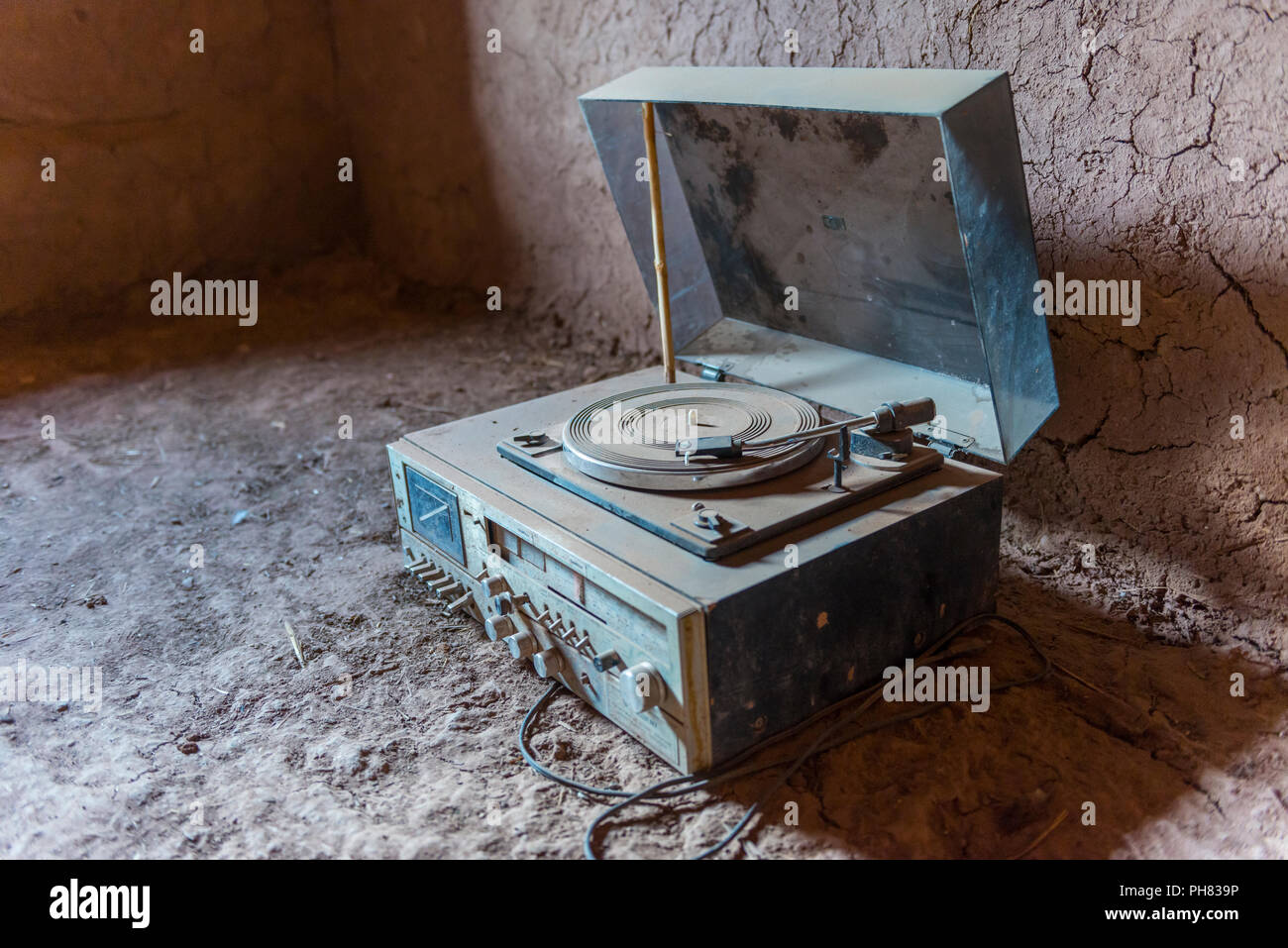 Il vecchio record polverosi player, shot interni di un castello residenziale della Kasbah Ait Benhaddou, Alto Atlante, Ksar Ait Benhaddou Foto Stock