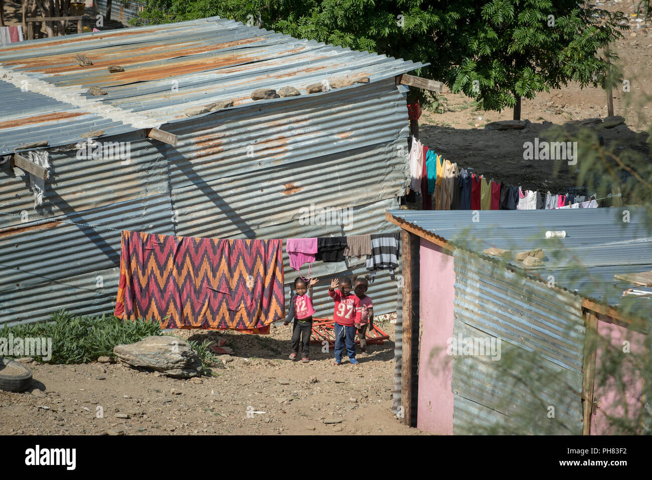 I bambini tra i ondulato ferro-capanne nella bidonville, Katutura Township, Windhoek, in Namibia Foto Stock