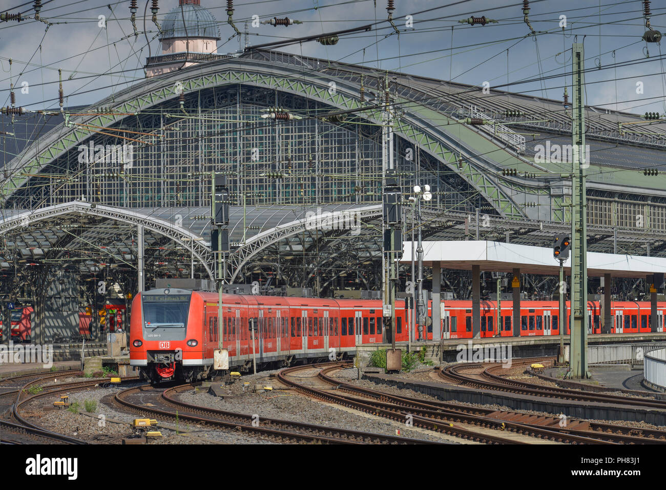 Regionalbahn, Einfahrt zum Hauptbahnhof, Koeln, Nordrhein-Westfalen, Deutschland Foto Stock