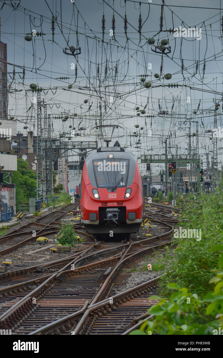 Regionalbahn, Einfahrt zum Hauptbahnhof, Koeln, Nordrhein-Westfalen, Deutschland Foto Stock
