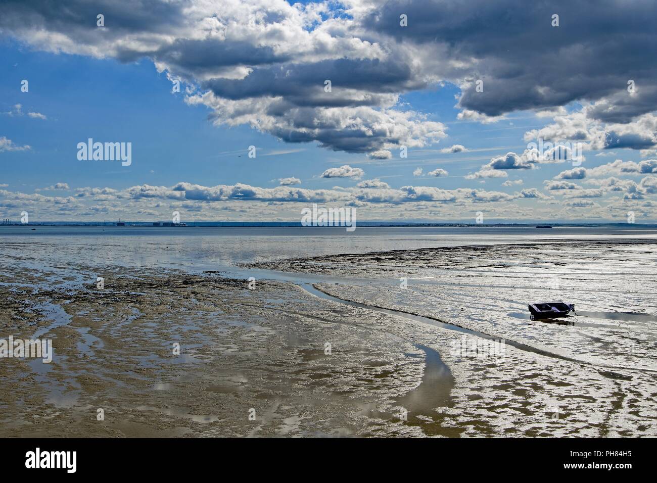 La cattura di rare e malinconico awesome illuminazione e ombre attraverso la vasta velme intorno all estremità sud sul molo sul mare, in Essex. Foto Stock