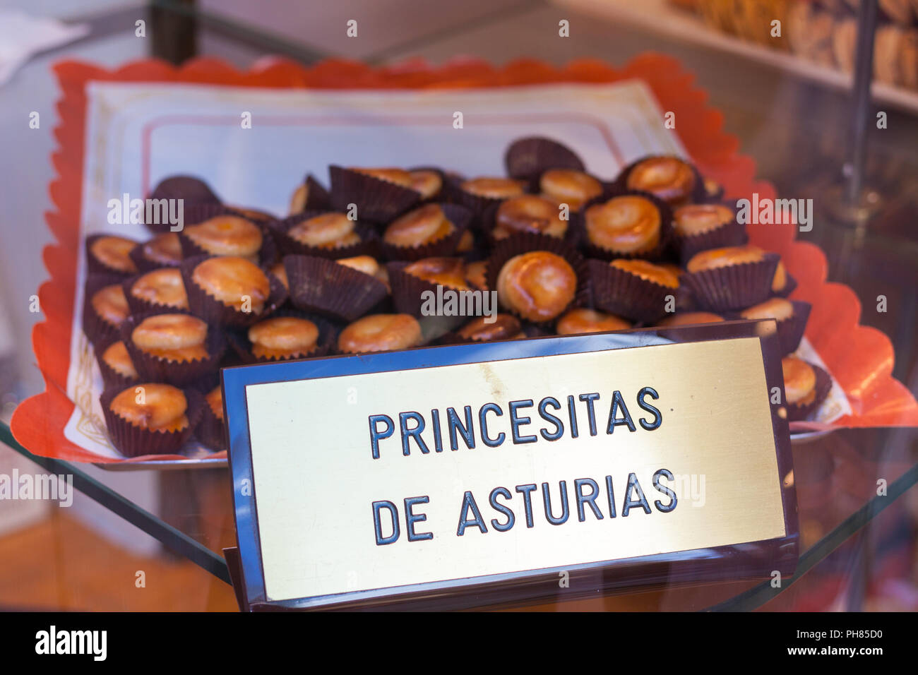 Tuorlo d'uovo-riempito marzipans chiamato 'Princesitas de Asturias" (Principesse di Asturias) in vendita in Oviedo, Asturias, Spagna Foto Stock