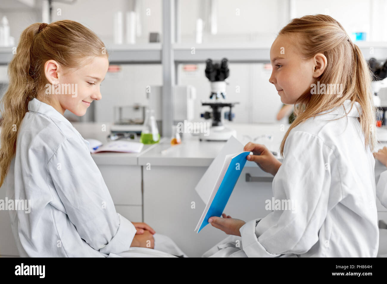 Le ragazze con i notebook in laboratorio Foto Stock