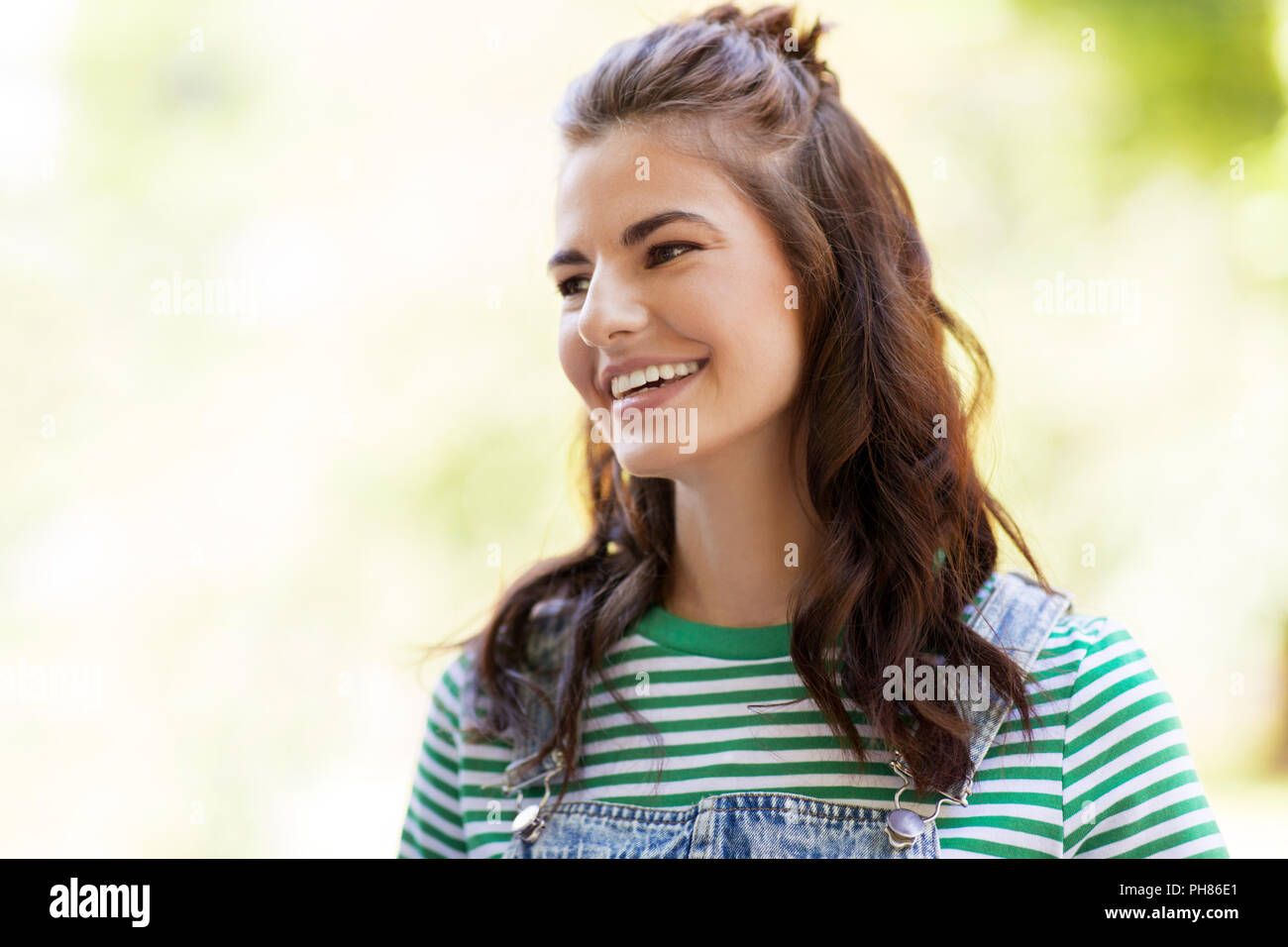 Ritratto di felice giovane donna all'aperto Foto Stock