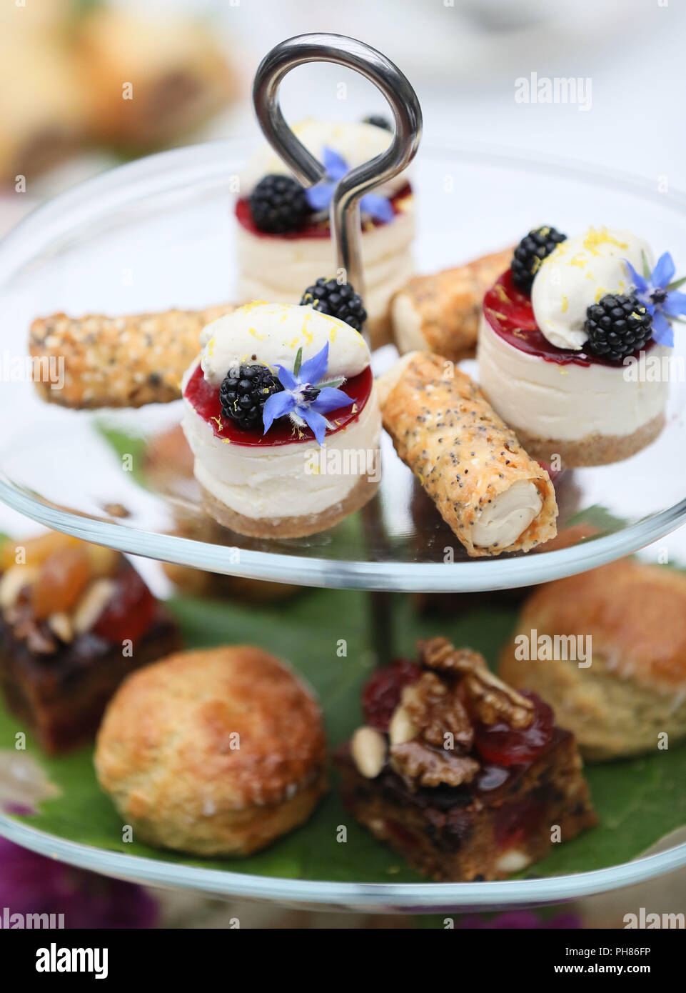 Una selezione di splendidi dolci casalinghi, Pasties, focaccine e panini. Foto Stock