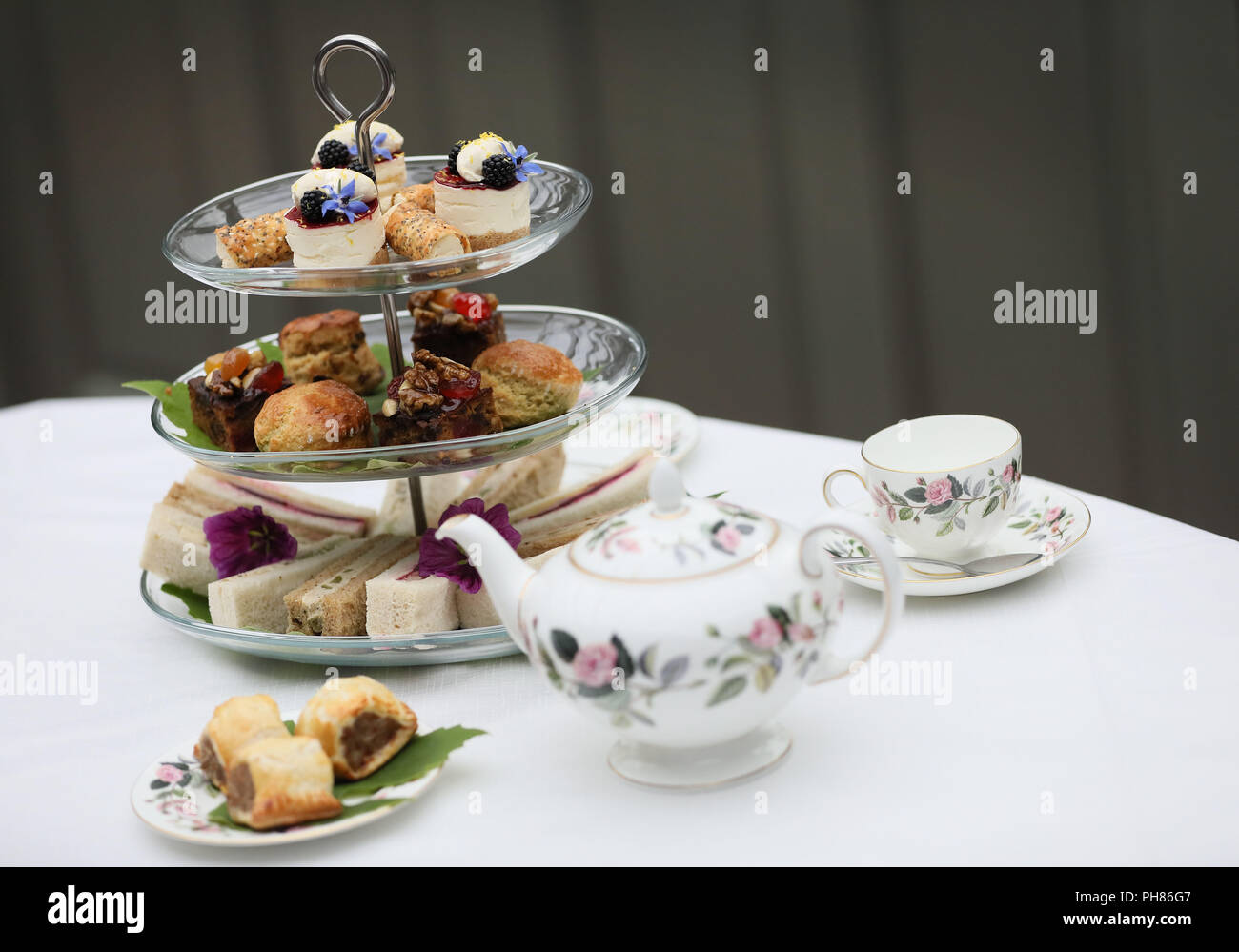 Una selezione di splendidi dolci casalinghi, Pasties, focaccine e panini. Foto Stock
