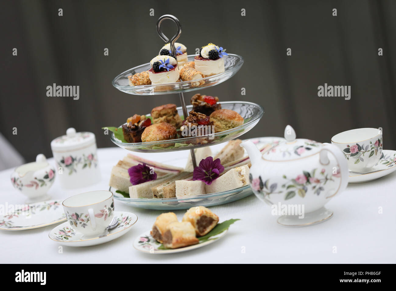 Una selezione di splendidi dolci casalinghi, Pasties, focaccine e panini. Foto Stock