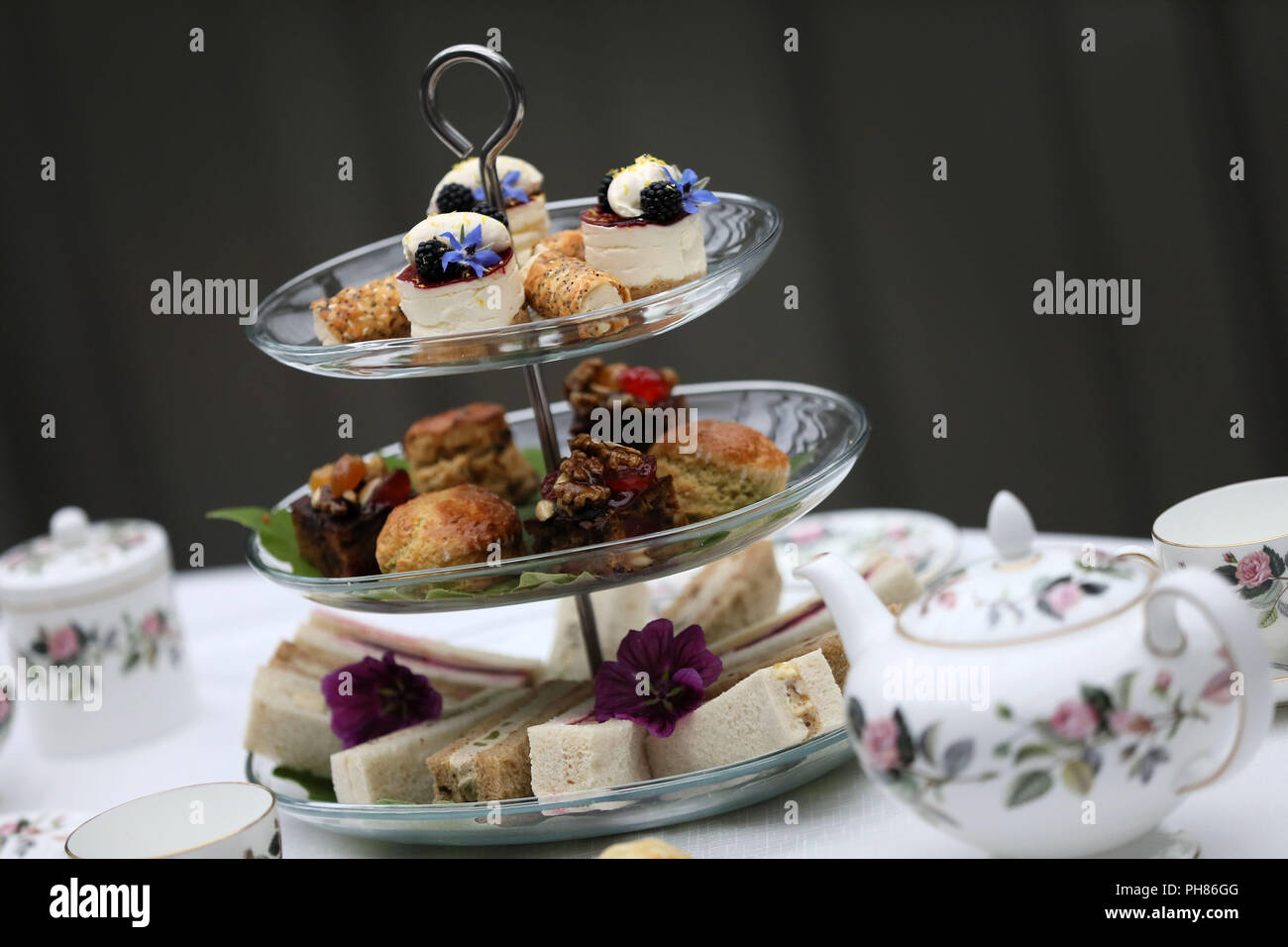Una selezione di splendidi dolci casalinghi, Pasties, focaccine e panini. Foto Stock