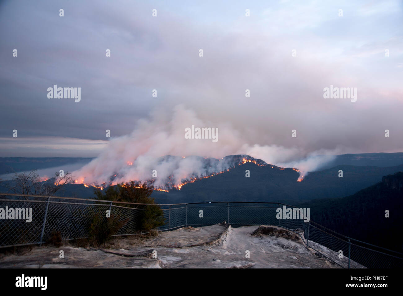 Pericolo di incendio la riduzione a monte solitario, Blue Mountains, Australia Foto Stock
