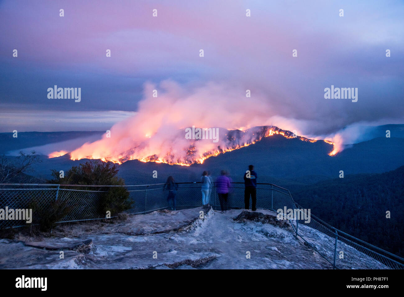 Pericolo di incendio la riduzione a monte solitario, Blue Mountains, Australia Foto Stock