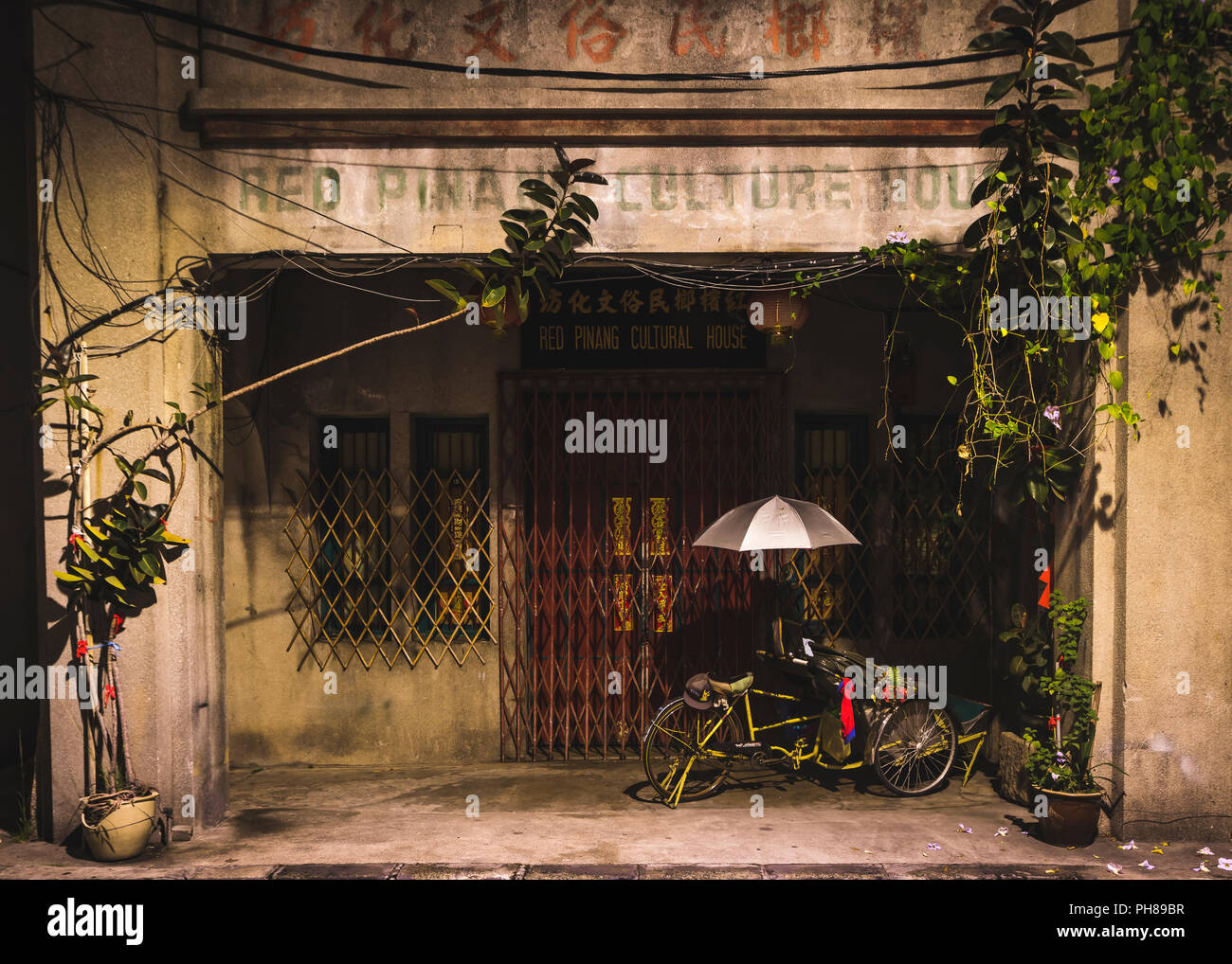Penang negozio tradizionale portico anteriore con un rickshaw Foto Stock