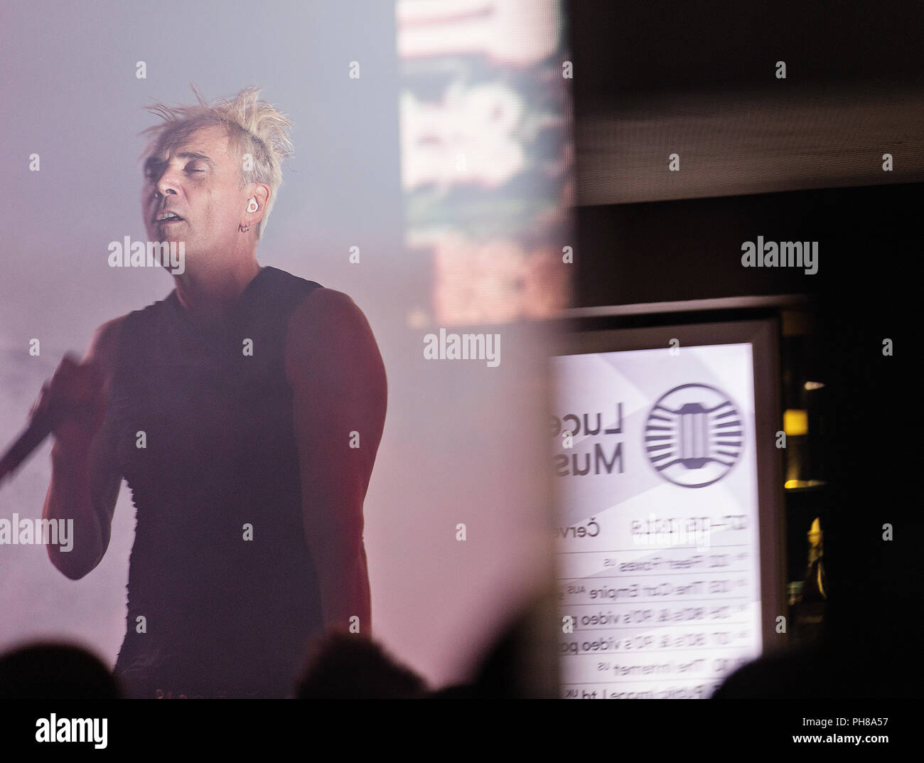 Bill Leeb, cantante canadese elettro-industrial music band Front Line Assembly, compie durante un concerto della banda a Lucerna Music Bar Foto Stock