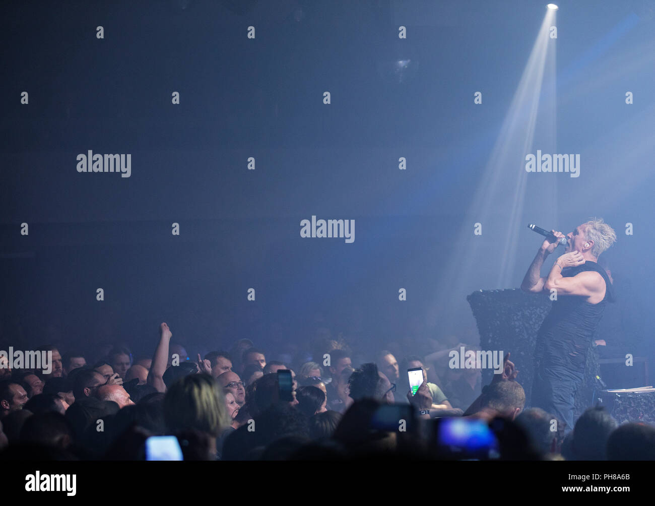 Bill Leeb, cantante canadese elettro-industrial music band Front Line Assembly, compie durante un concerto della banda a Lucerna Music Bar Foto Stock