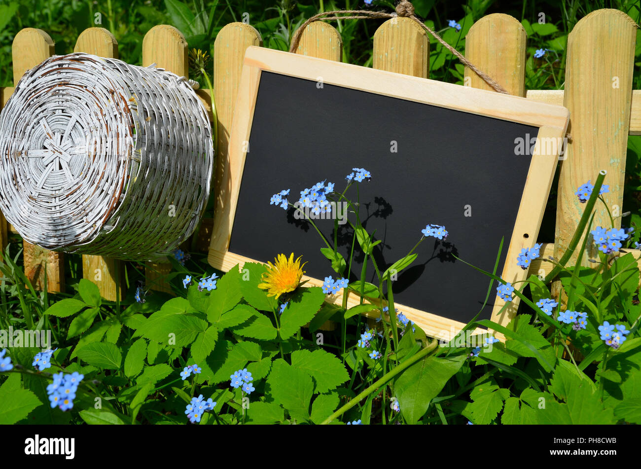 Segno con i fiori sulla recinzione Foto Stock