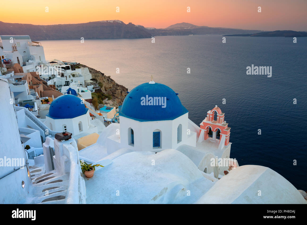 Oia - Santorini. Immagine del famoso villaggio di Oia situato in corrispondenza di una delle Cicladi isola di Santorini, Egeo Meridionale, Grecia. Foto Stock